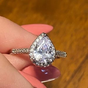 Jared 18K white gold Diamond engagement ring—size 5